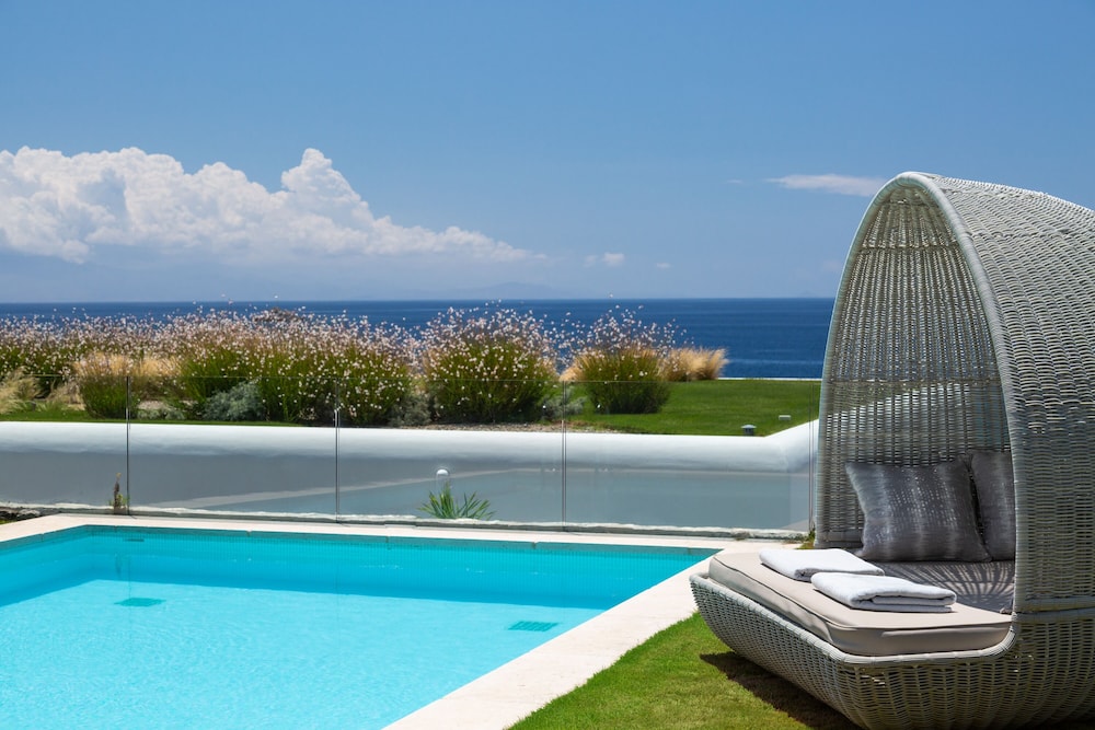 Santa Marina, a Luxury Collection Resort, Mykonos — Swimming pool in Ornos, South Aegean