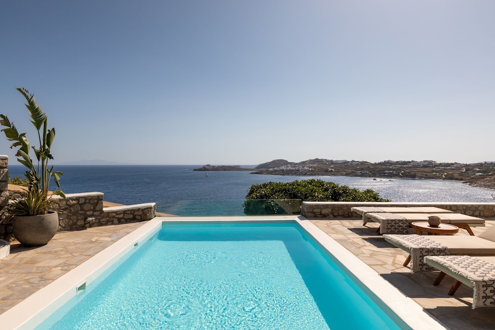 Santa Marina, a Luxury Collection Resort, Mykonos — Swimming pool in Ornos, South Aegean
