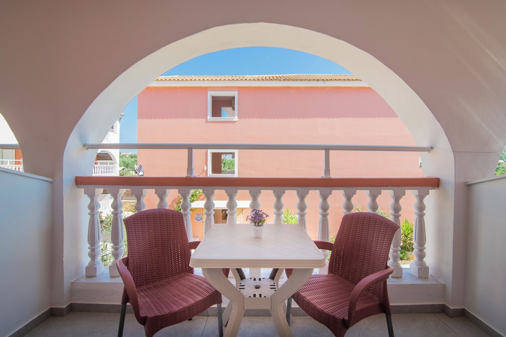 Savvas De Mar Hotel — Hotel building in Laganas, Ionian Islands