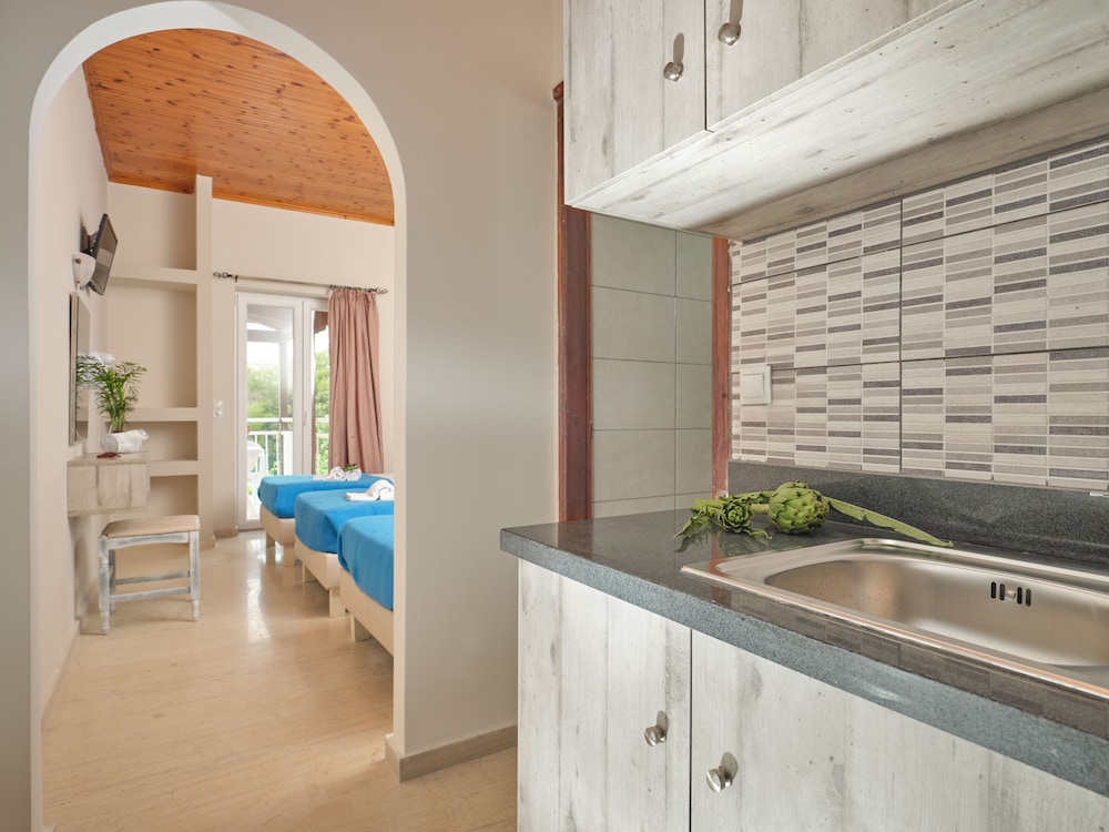 Savvas De Mar Hotel — Hotel rooms in Laganas, Ionian Islands