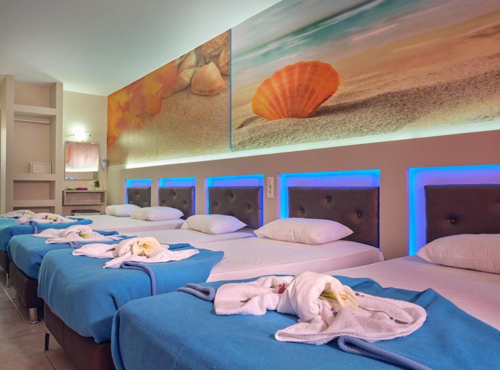 Savvas De Mar Hotel — Hotel rooms in Laganas, Ionian Islands