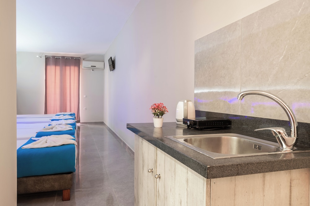 Savvas De Mar Hotel — Hotel rooms in Laganas, Ionian Islands