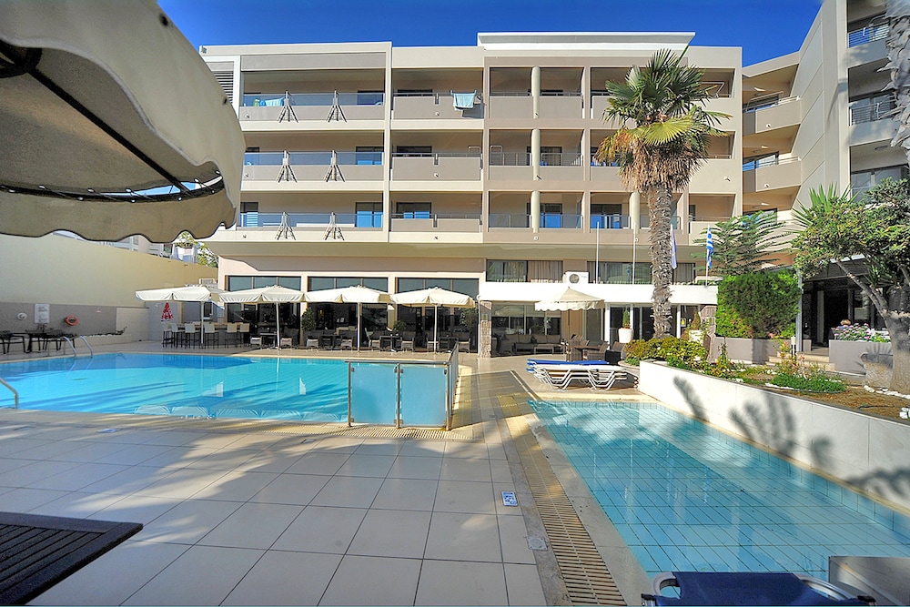 Saint Constantin Hotel — Swimming pool in Kos Town, South Aegean