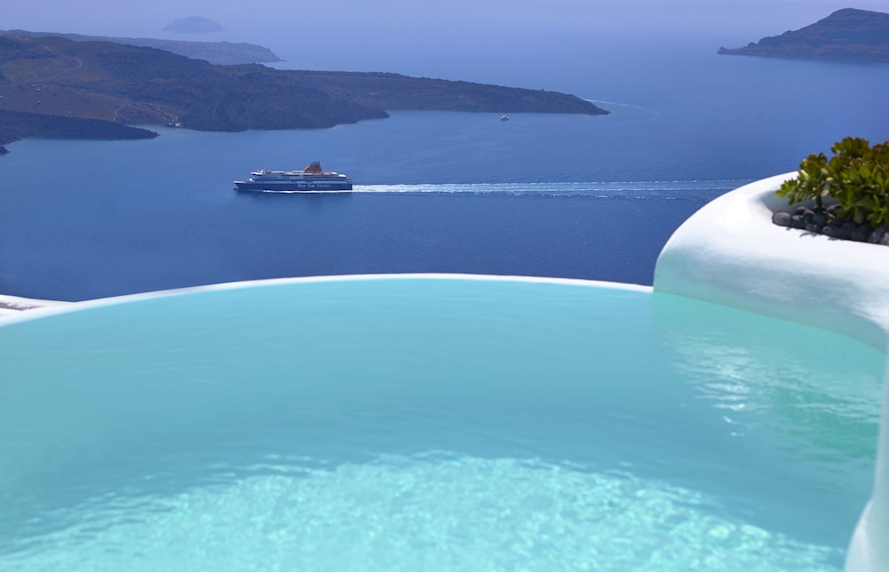 Dana Villas & Infinity Suites — Swimming pool in Firostefan, South Aegean