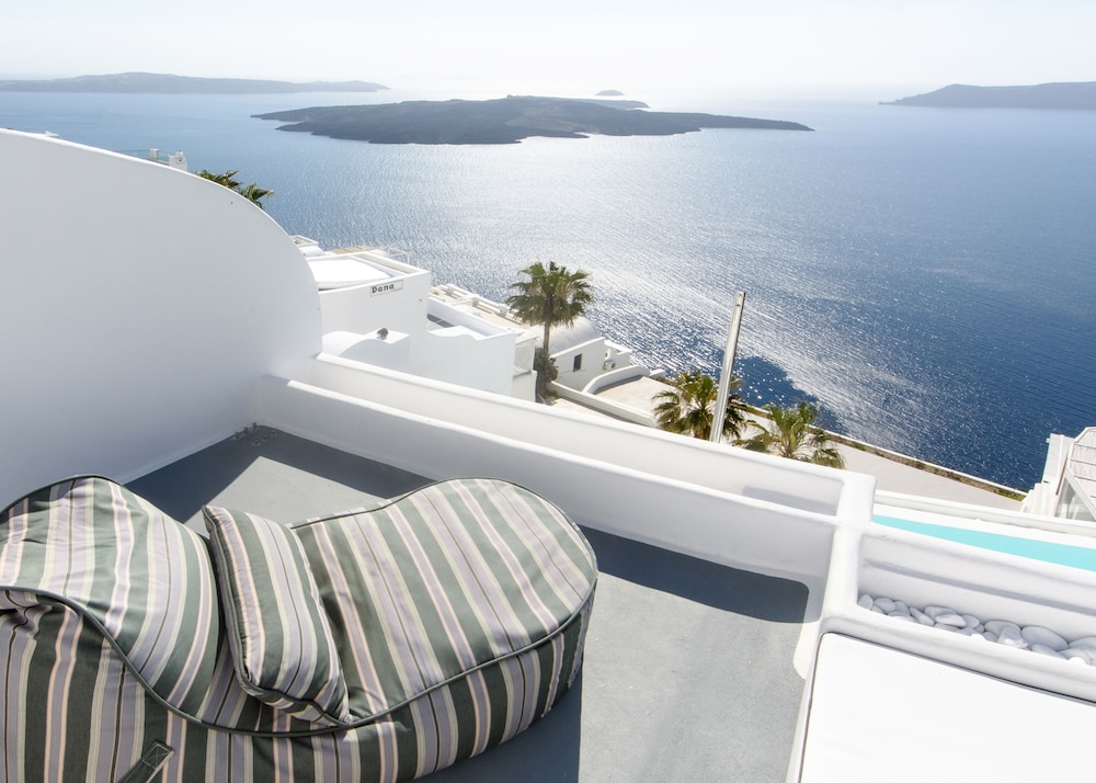 Dana Villas & Infinity Suites — Hotel rooms in Firostefan, South Aegean