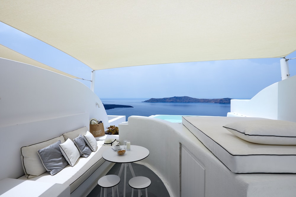 Dana Villas & Infinity Suites — Hotel rooms in Firostefan, South Aegean