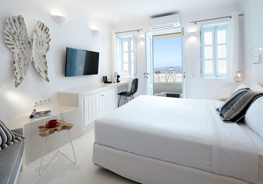 Dana Villas & Infinity Suites — Hotel rooms in Firostefan, South Aegean