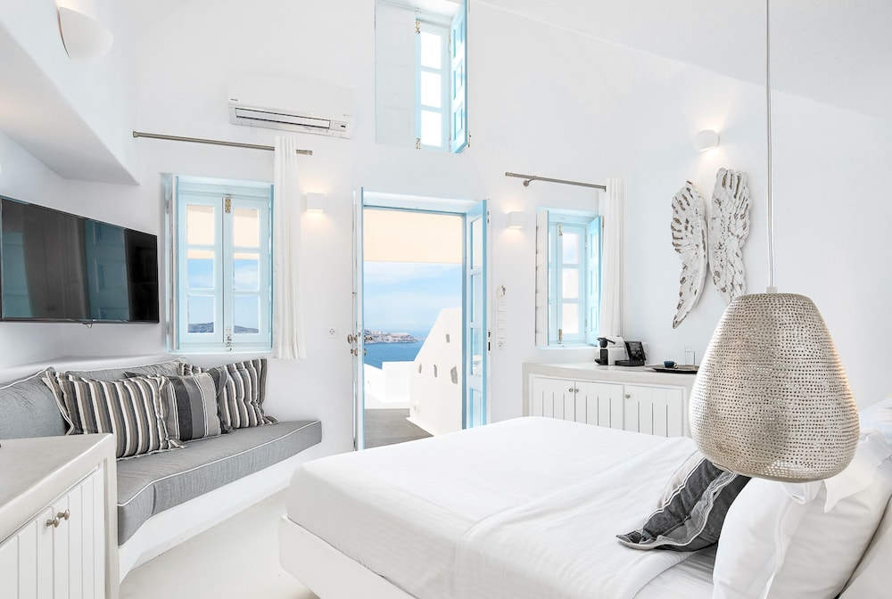 Dana Villas & Infinity Suites — Hotel rooms in Firostefan, South Aegean