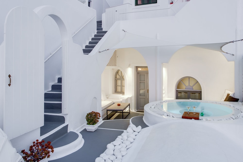 Dana Villas & Infinity Suites — Hotel building in Firostefan, South Aegean