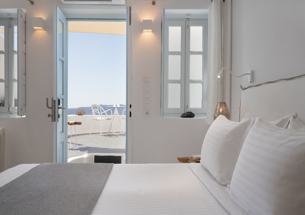 Dana Villas & Infinity Suites — Hotel rooms in Firostefan, South Aegean