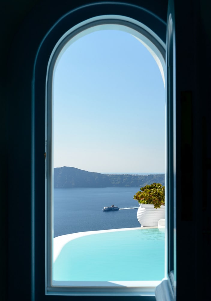 Dana Villas & Infinity Suites — Swimming pool in Firostefan, South Aegean