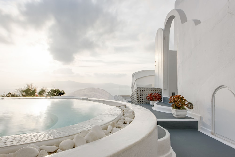 Dana Villas & Infinity Suites — Swimming pool in Firostefan, South Aegean