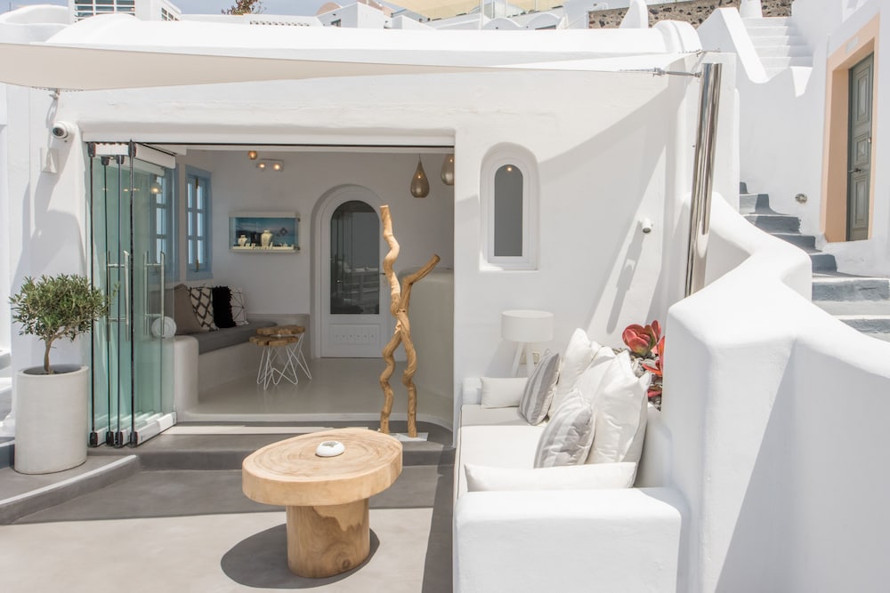 Dana Villas & Infinity Suites — Hotel building in Firostefan, South Aegean