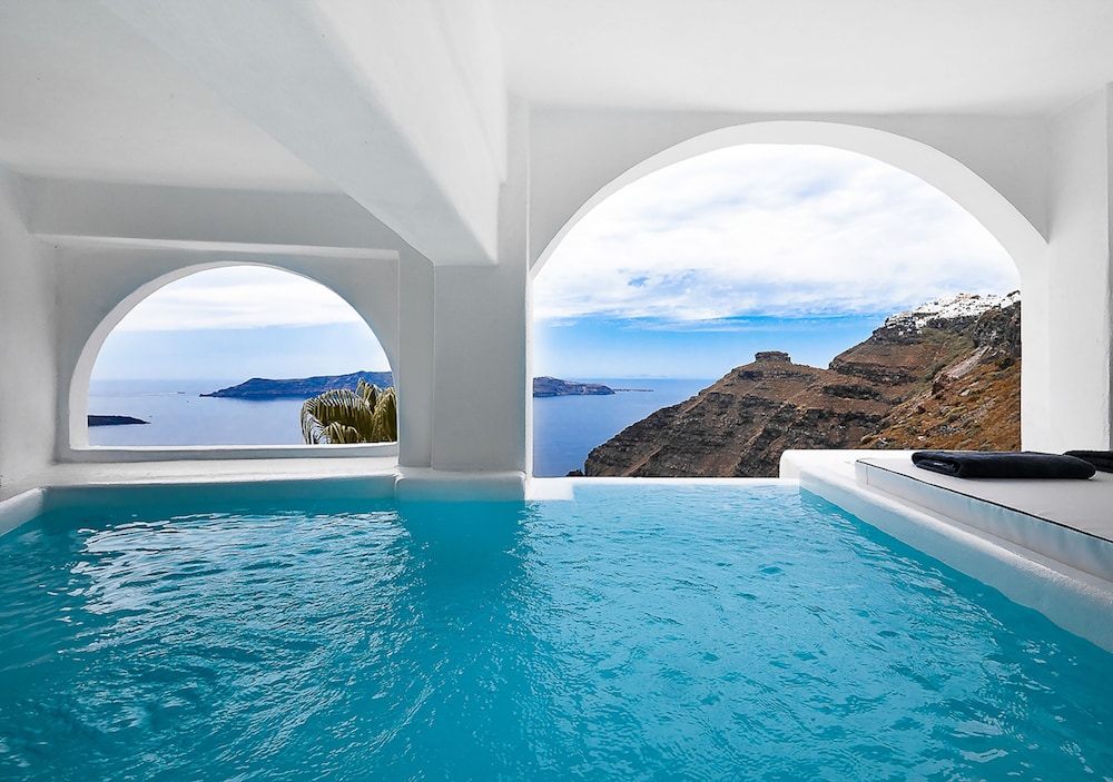 Dana Villas & Infinity Suites — Swimming pool in Firostefan, South Aegean