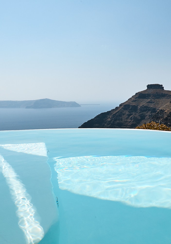 Dana Villas & Infinity Suites — Swimming pool in Firostefan, South Aegean