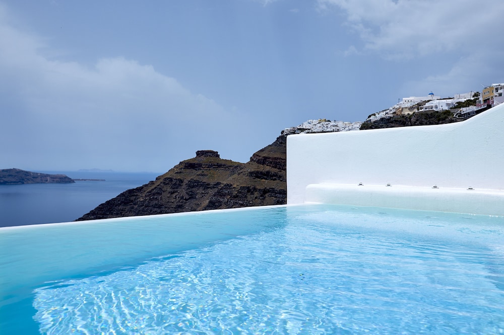 Dana Villas & Infinity Suites — Swimming pool in Firostefan, South Aegean