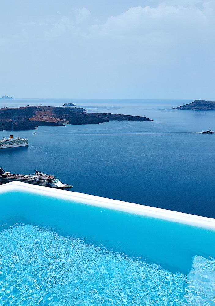 Dana Villas & Infinity Suites — Swimming pool in Firostefan, South Aegean