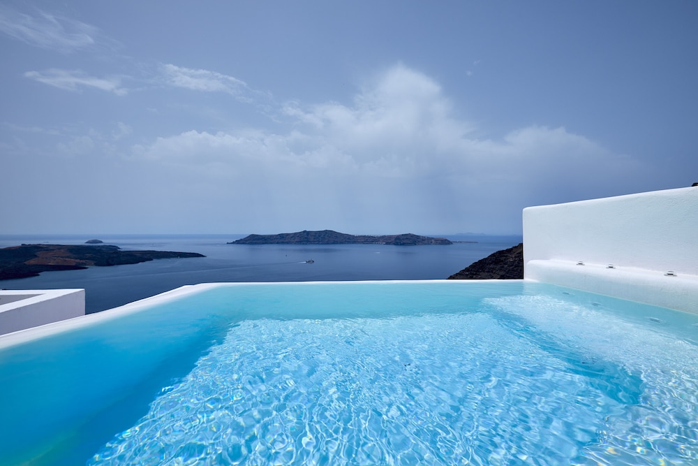 Dana Villas & Infinity Suites — Swimming pool in Firostefan, South Aegean