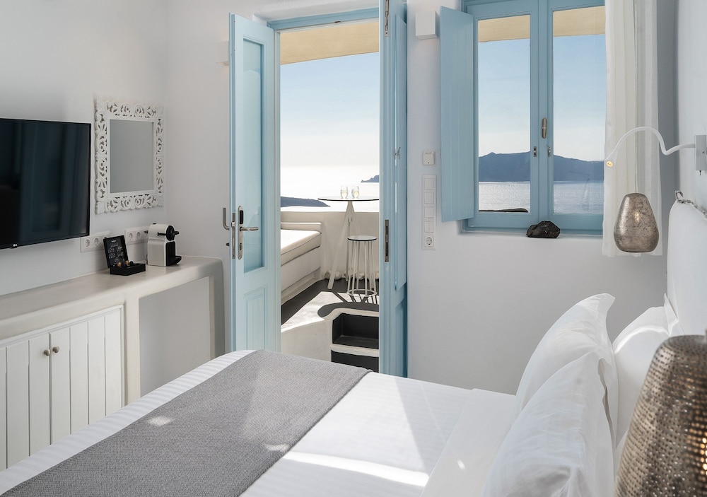 Dana Villas & Infinity Suites — Hotel rooms in Firostefan, South Aegean