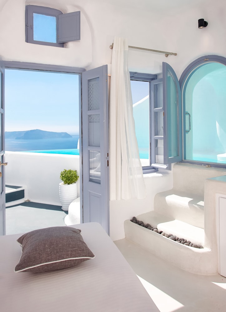 Dana Villas & Infinity Suites — Hotel rooms in Firostefan, South Aegean