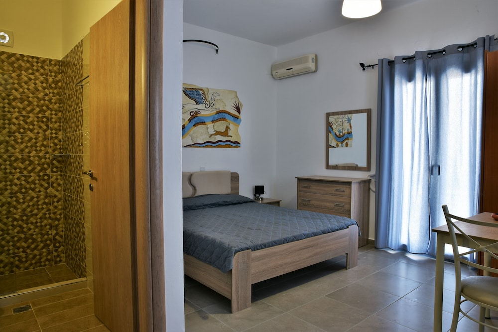 Kafouros Hotel — Hotel rooms in Kamari, South Aegean