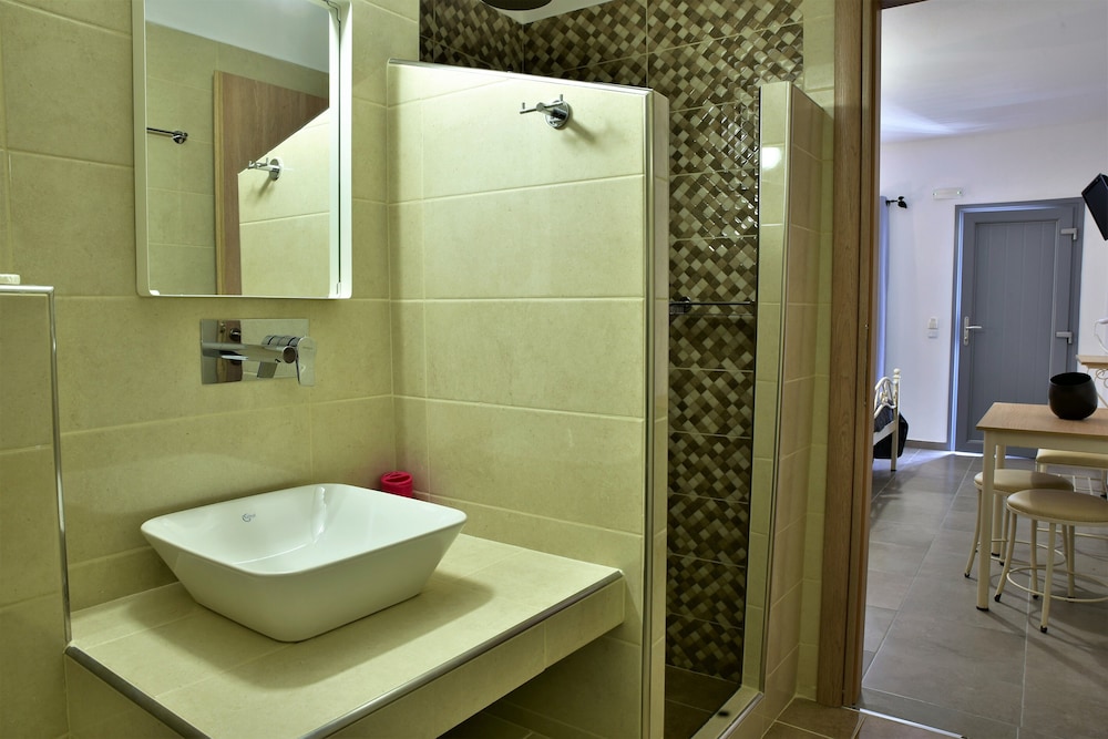 Kafouros Hotel — Hotel rooms in Kamari, South Aegean