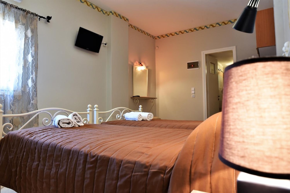 Kafouros Hotel — Hotel rooms in Kamari, South Aegean