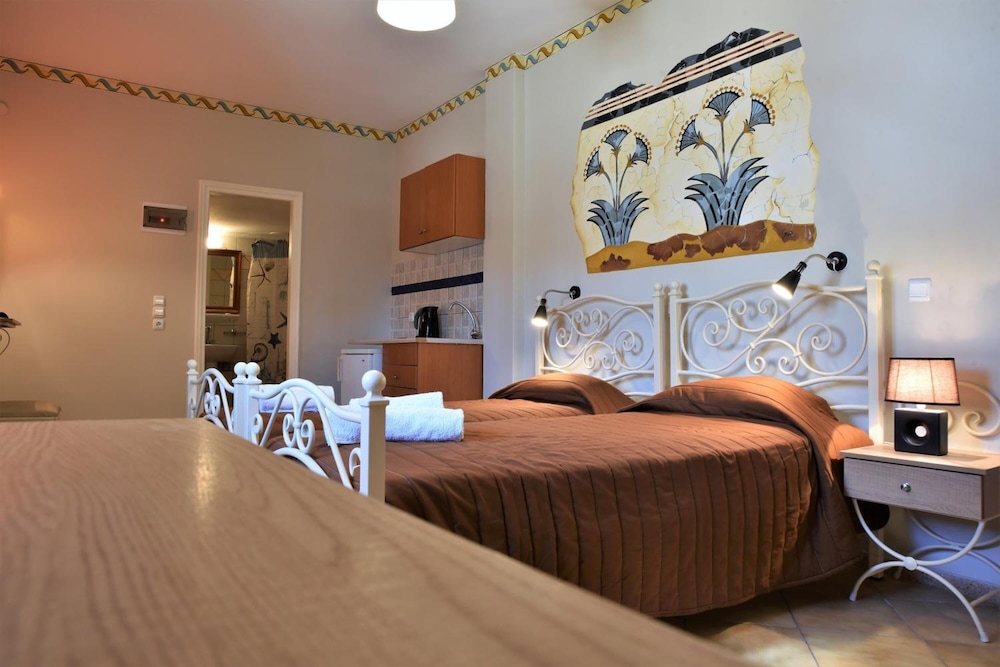 Kafouros Hotel — Hotel rooms in Kamari, South Aegean