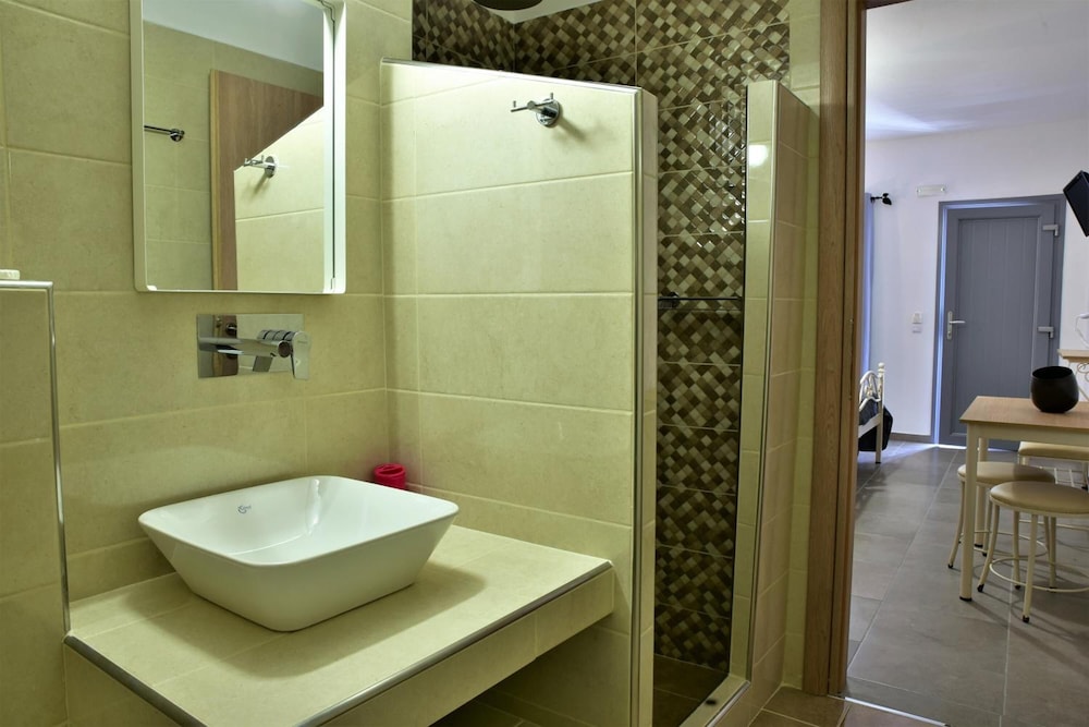 Kafouros Hotel — Hotel rooms in Kamari, South Aegean