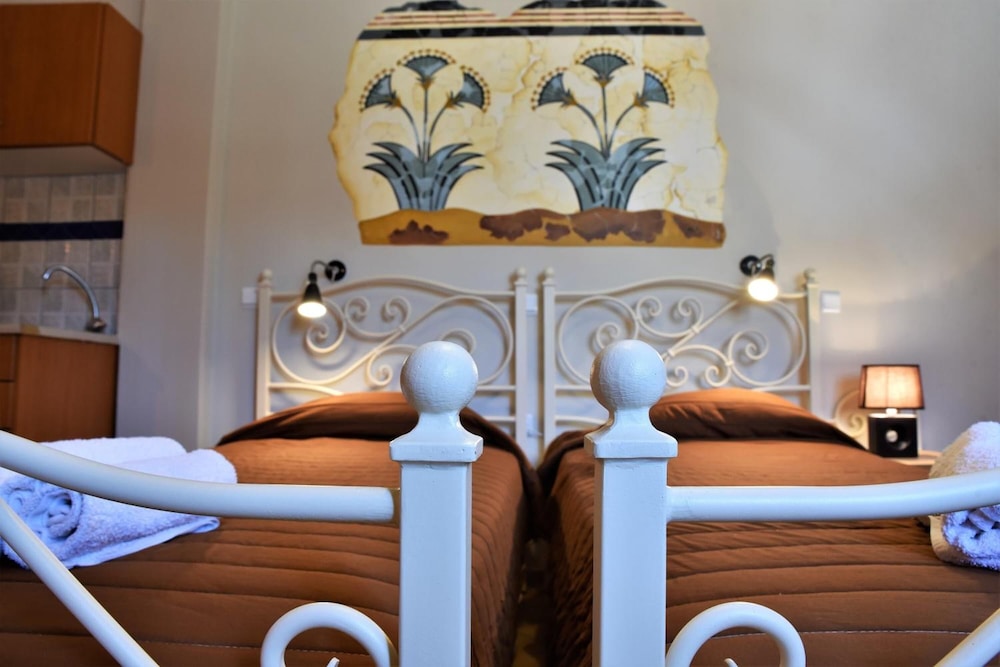 Kafouros Hotel — Hotel rooms in Kamari, South Aegean