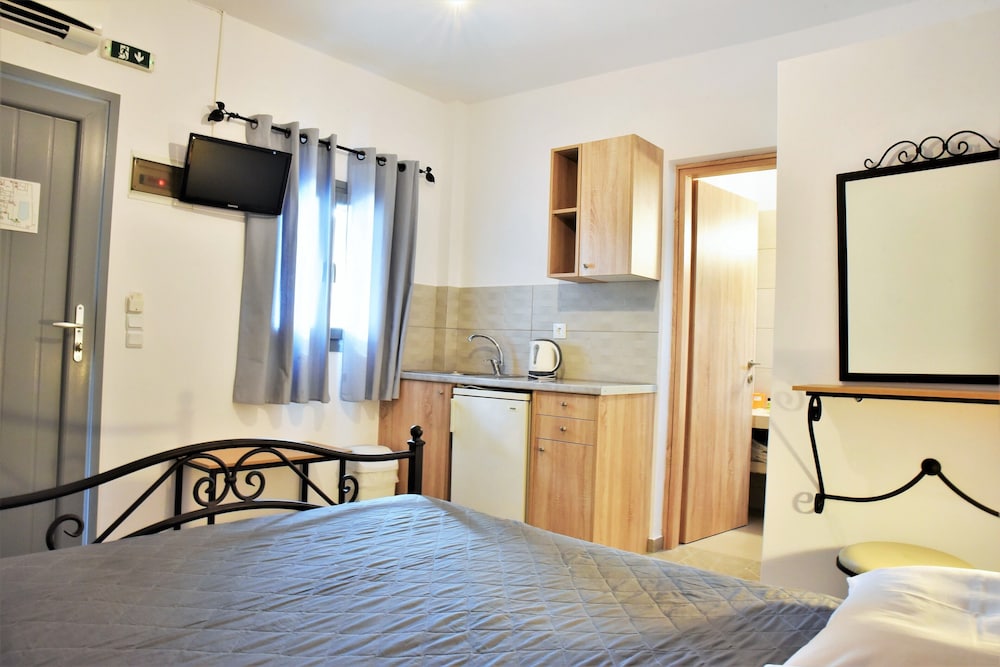 Kafouros Hotel — Hotel rooms in Kamari, South Aegean