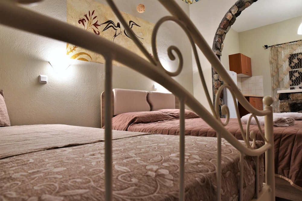 Kafouros Hotel — Hotel rooms in Kamari, South Aegean