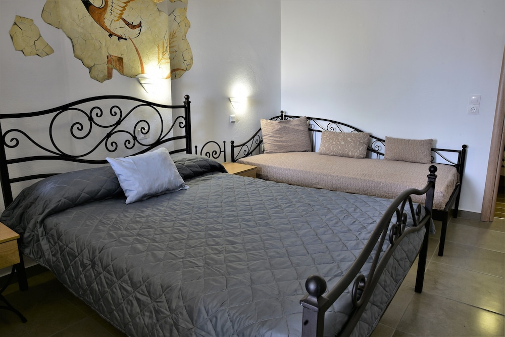 Kafouros Hotel — Hotel rooms in Kamari, South Aegean
