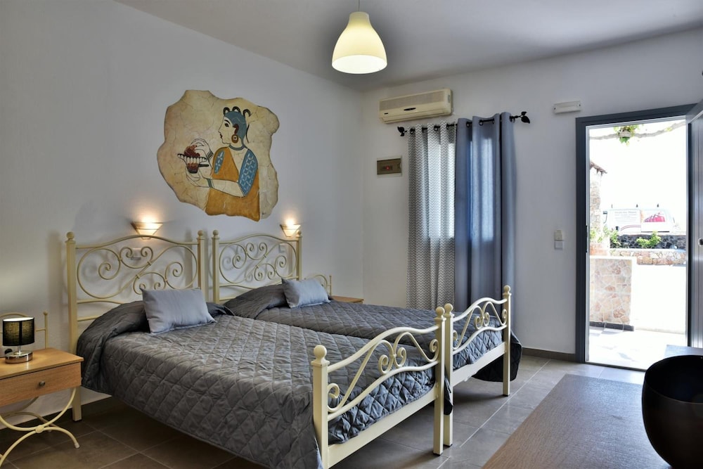 Kafouros Hotel — Hotel rooms in Kamari, South Aegean