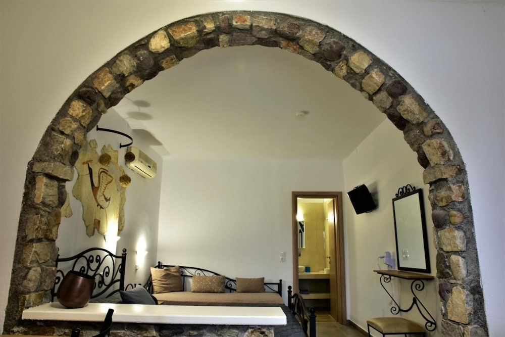 Kafouros Hotel — Hotel rooms in Kamari, South Aegean
