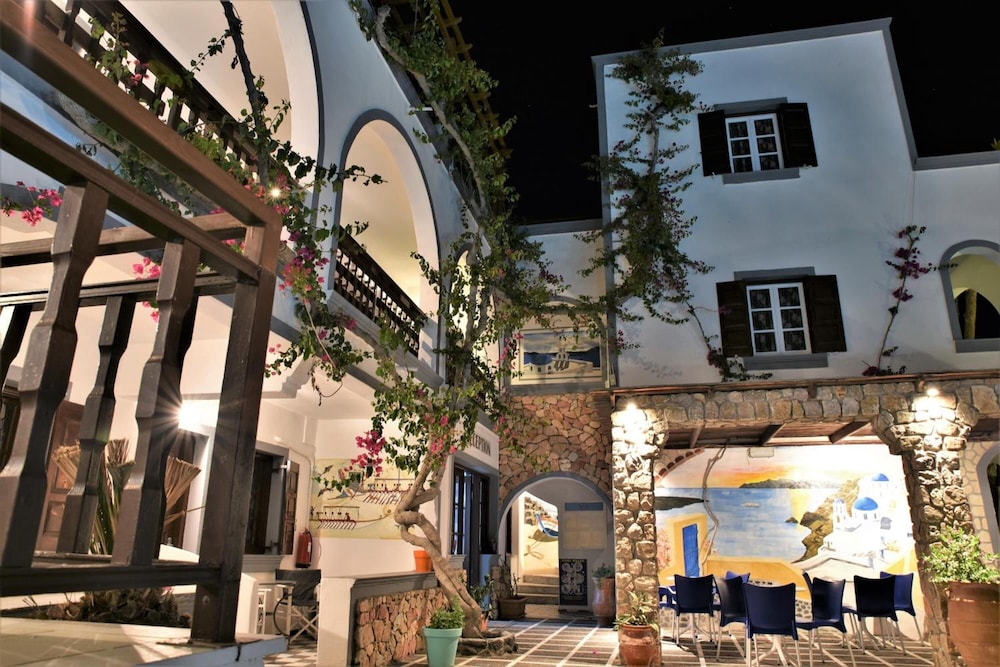 Kafouros Hotel — Hotel building in Kamari, South Aegean