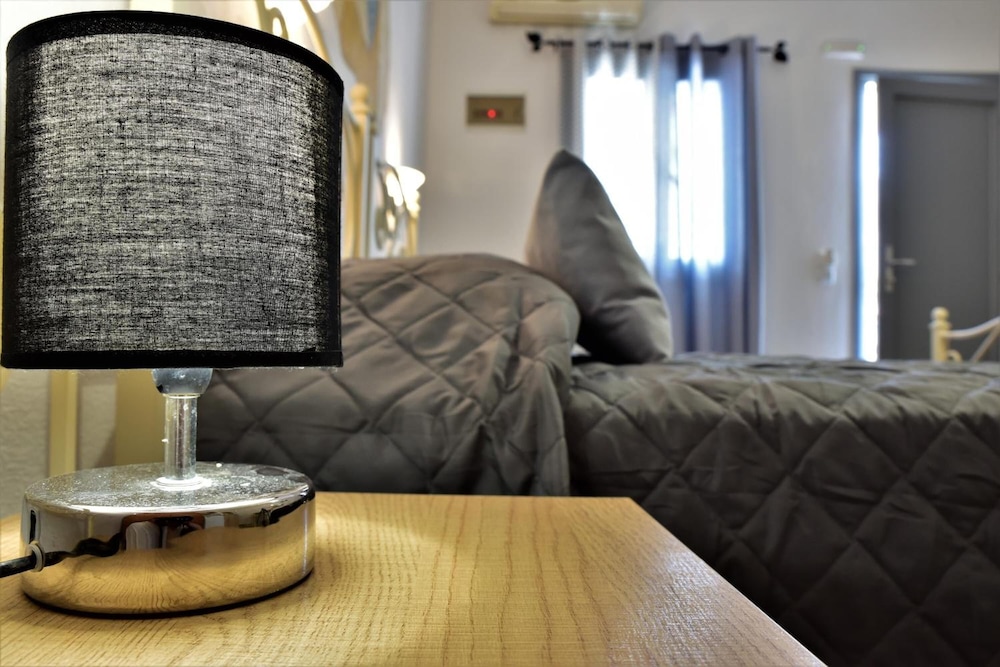 Kafouros Hotel — Hotel rooms in Kamari, South Aegean