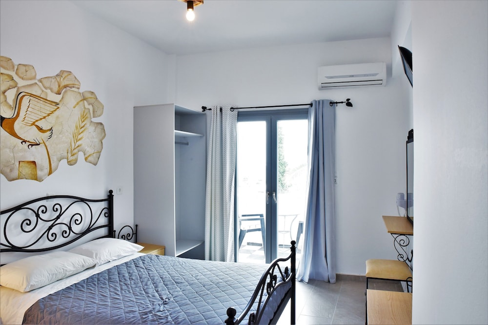 Kafouros Hotel — Hotel rooms in Kamari, South Aegean