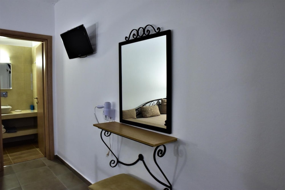 Kafouros Hotel — Hotel rooms in Kamari, South Aegean