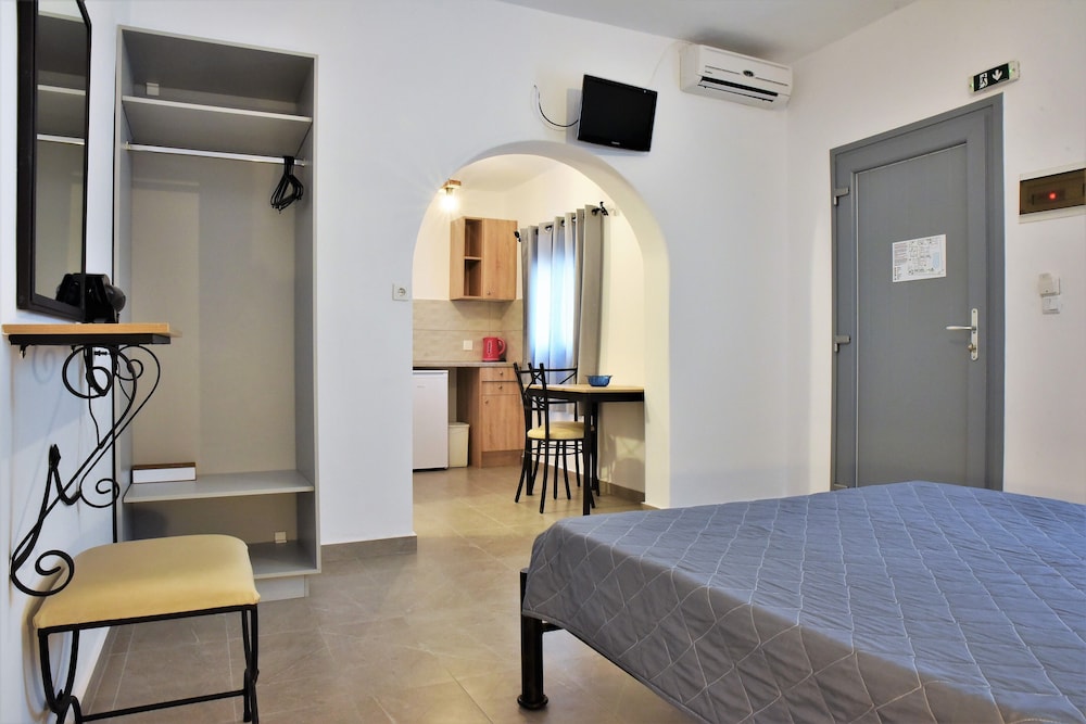 Kafouros Hotel — Hotel rooms in Kamari, South Aegean