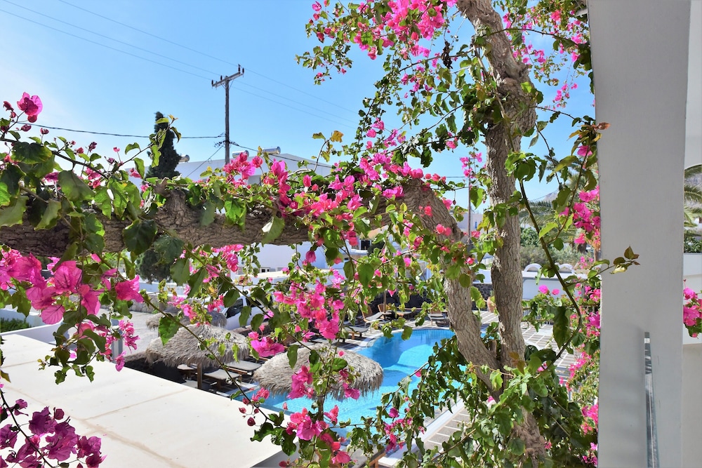 Kafouros Hotel — Swimming pool in Kamari, South Aegean