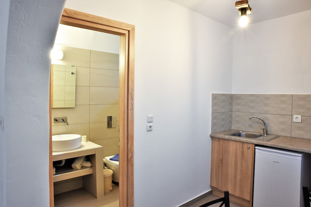 Kafouros Hotel — Hotel rooms in Kamari, South Aegean