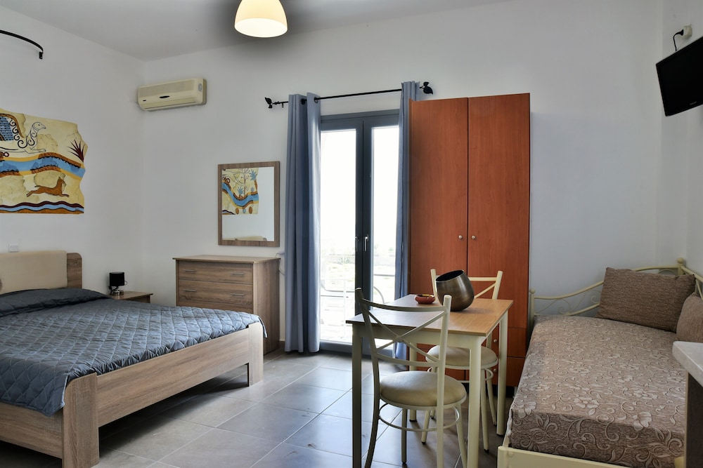 Kafouros Hotel — Hotel rooms in Kamari, South Aegean
