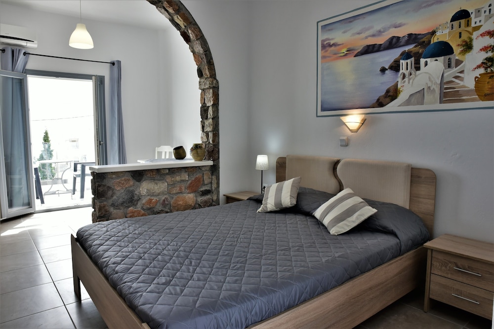 Kafouros Hotel — Hotel rooms in Kamari, South Aegean