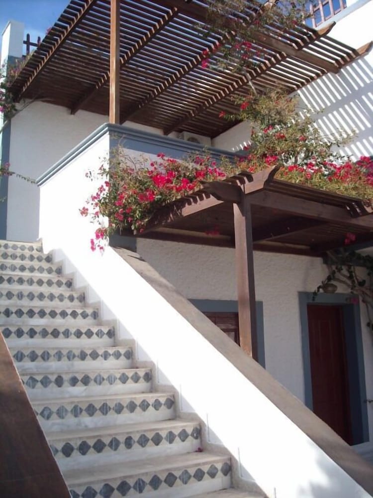 Kafouros Hotel — Hotel building in Kamari, South Aegean