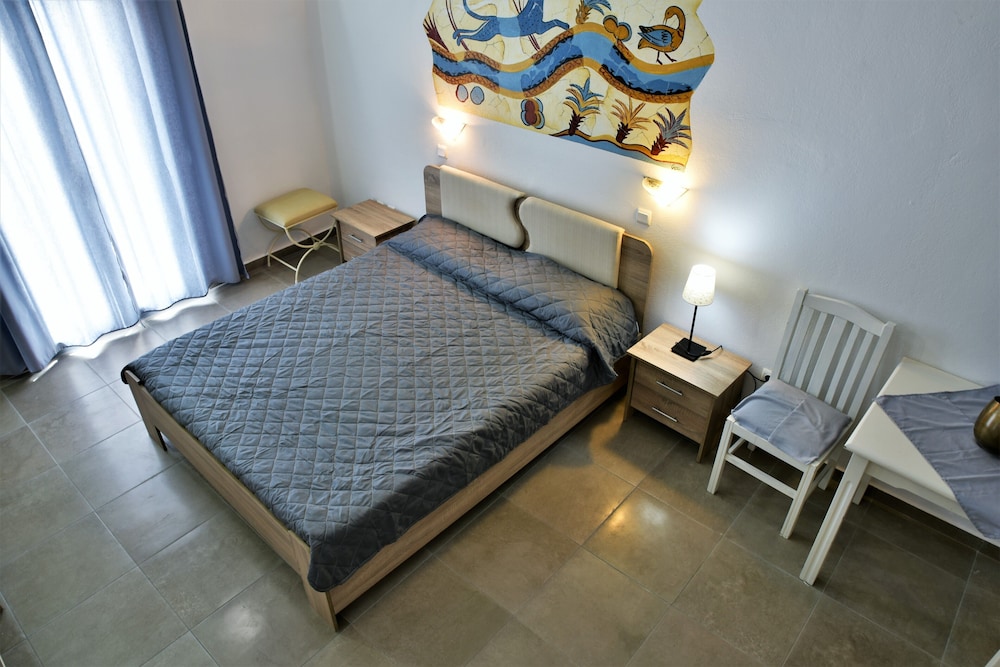 Kafouros Hotel — Hotel rooms in Kamari, South Aegean