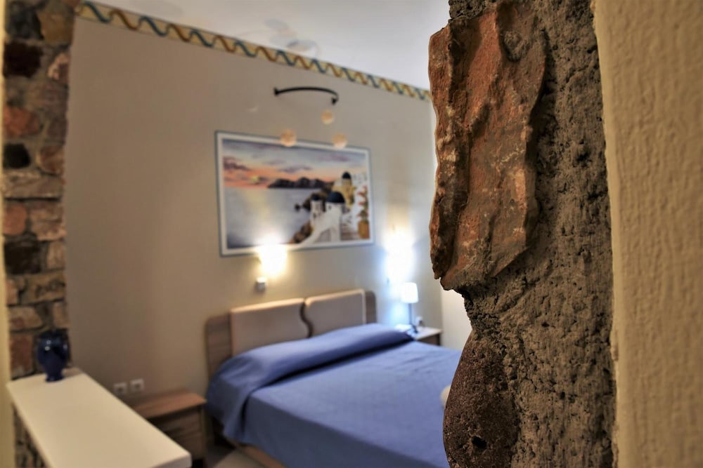 Kafouros Hotel — Hotel rooms in Kamari, South Aegean