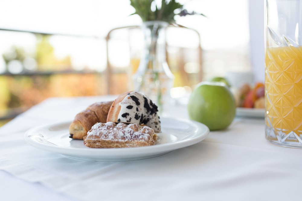 Sunrise Resort Hotel — Restaurant & bars in Lesvos Island
