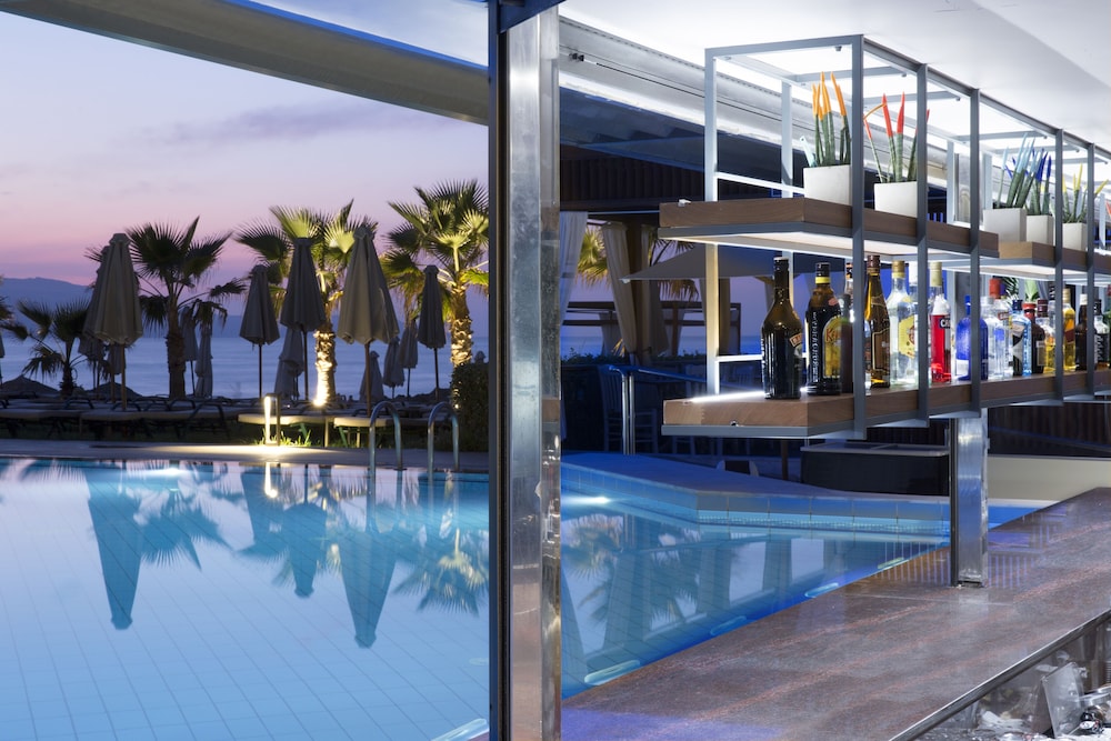 Thalassa Beach Resort - Adults Only — Swimming pool in Chania
