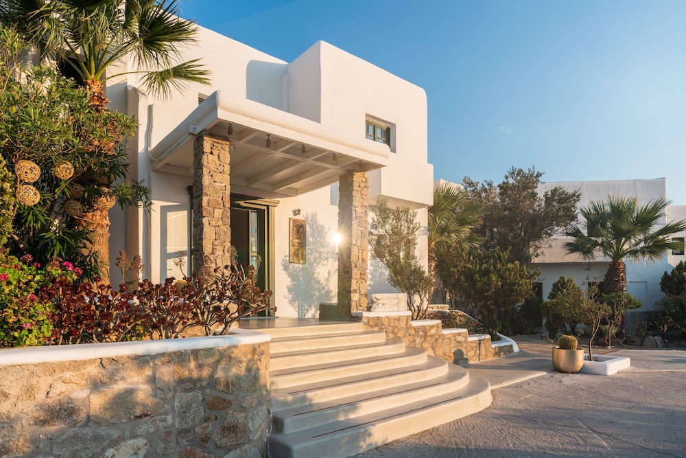 Tharroe of Mykonos — Hotel building in Mykonos Town, South Aegean